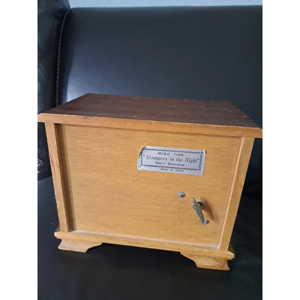 Vintage Musical Jewelry Box‎ plays STRANGERS IN THE NIGHT 3 Lined Drawers Japan